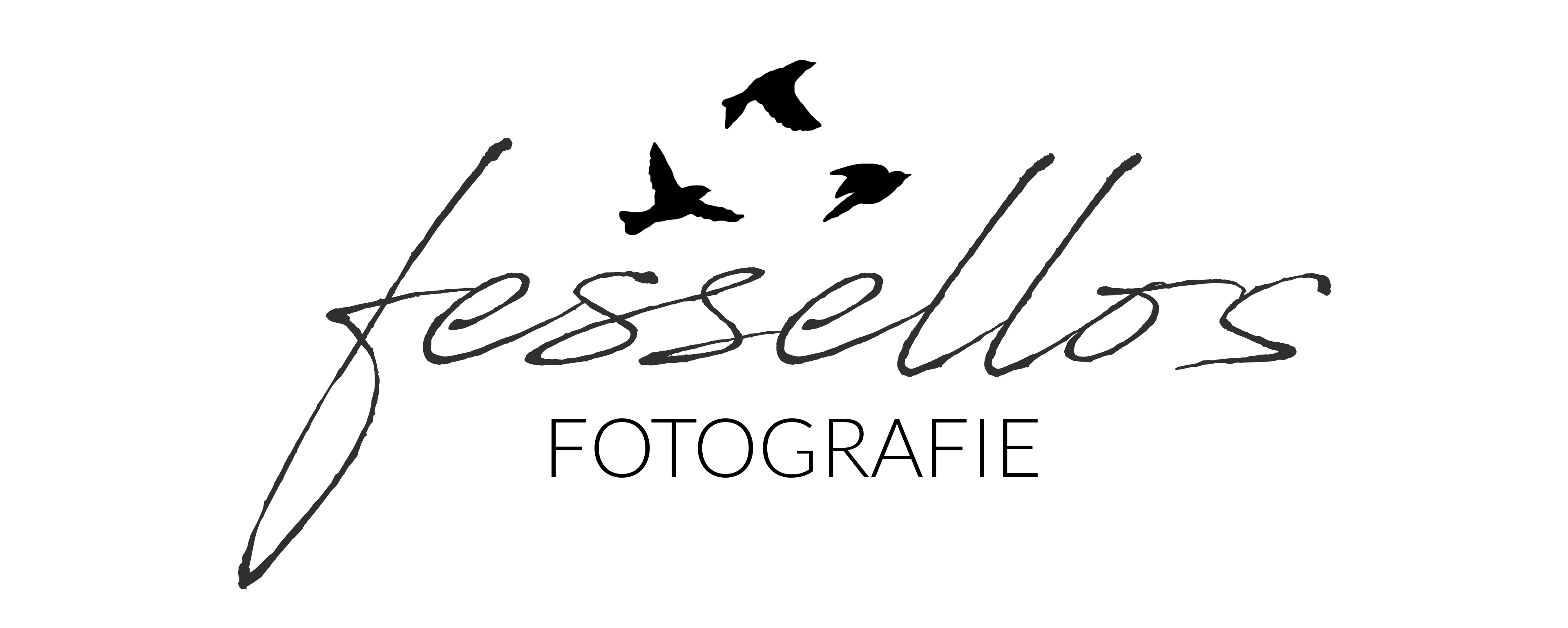 Ein schwungvoller Schriftzug, worauf "fessellos Fotografie" steht. Über den Buchstaben "sse" fliegen drei Vögel rauf.