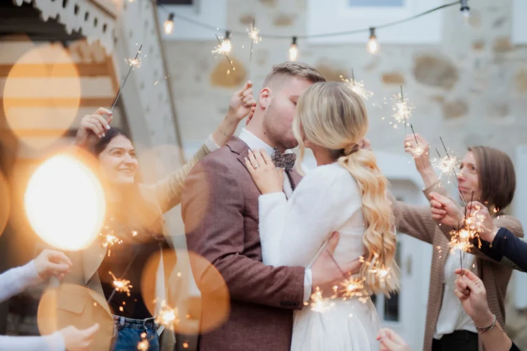 Winterhochzeit in Oberösterreich – Brautpaar vor rustikaler Kulisse des Großkandlerhauses